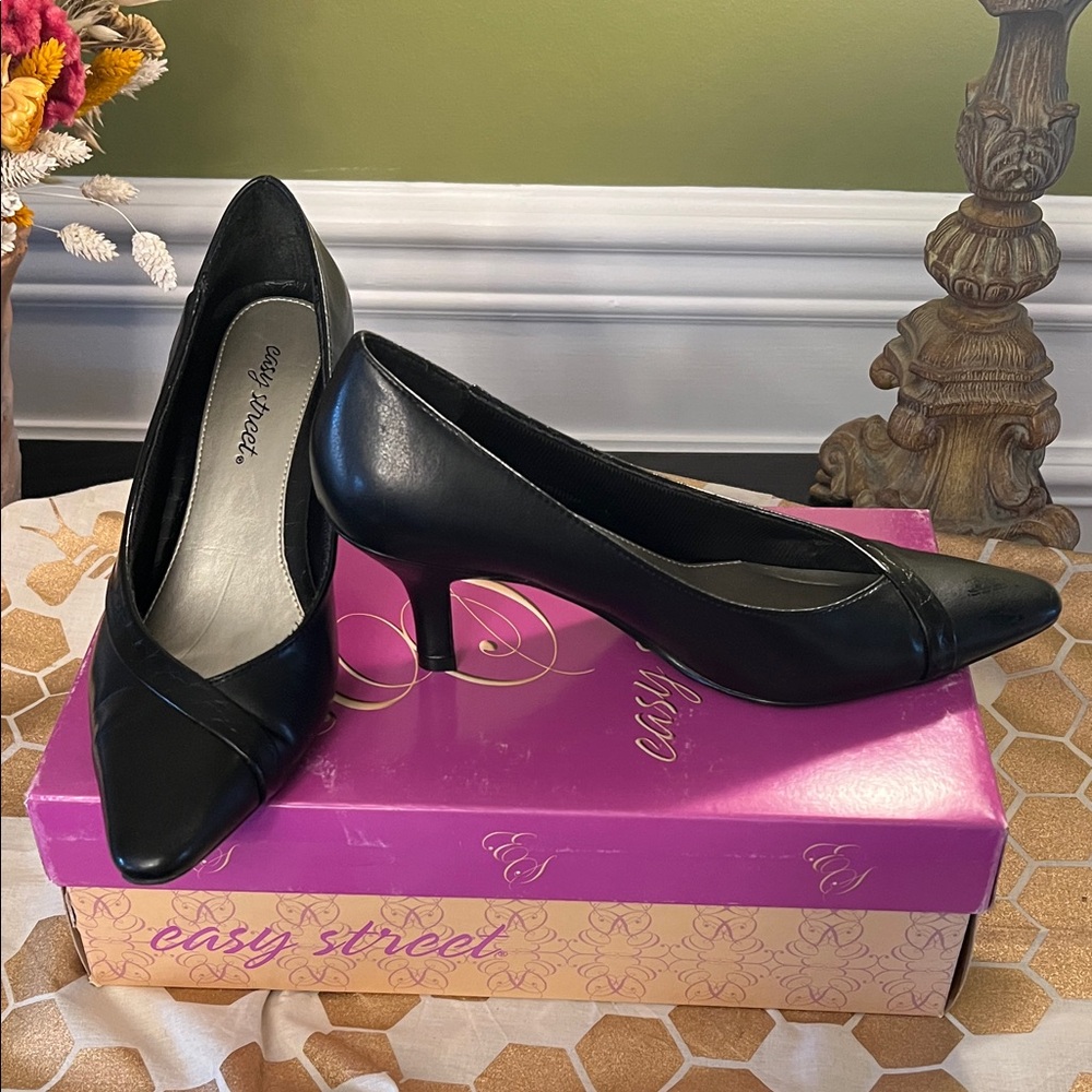 Easy Street Classic Black Heels with box
